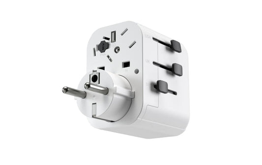 Weißer Vonmählen Reiseadapter Unity One mit drei USB-Anschlüssen und ausklappbarem Stecker