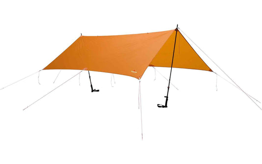 Robens Tarp Vestis Solo UL in Orange, aufgespannt mit Abspannleinen und Stützen