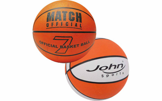 Zwei orange Basketbälle, einer mit weißem John-Logo-Feld und einer mit Match-Aufdruck