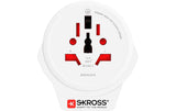 SKROSS Reiseadapter mit universeller Steckdose, roten Kontakten und USB-Ladegerät