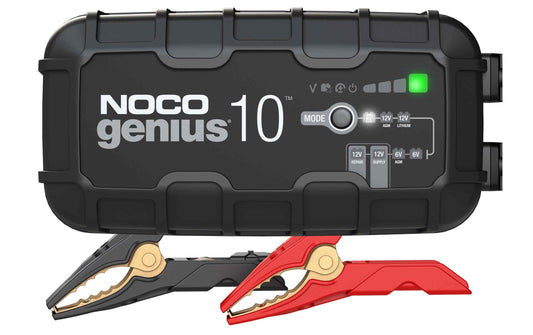 Noco GENIUS10EU Batterieladegerät mit schwarzem Gehäuse und roten sowie schwarzen Klemmen