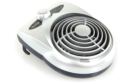 SwissPet Tiertransport-Ventilator in Silber mit rundem Schutzgitter und Drehregler