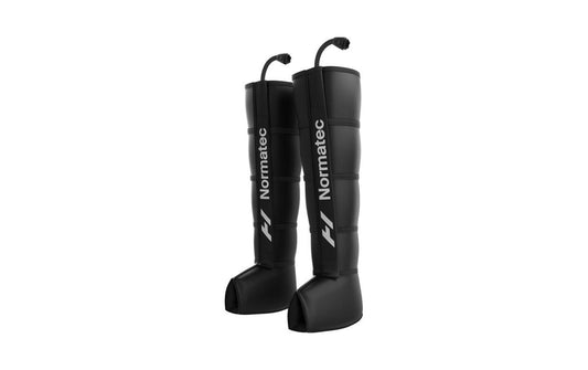 Hyperice Kompressionsstiefel 3.0 Leg: schwarzes Paar mit segmentierten Beinmanschetten und Schläuchen