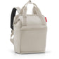 Reisenthel Rucksack Allrounder R, hellbeige, seitlich gezeigt, mit Frontfach und Tragegriffen