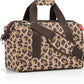 Reisenthel Umhängetasche Allrounder M mit Leopardenmuster in Beige und braunen Tragegriffen