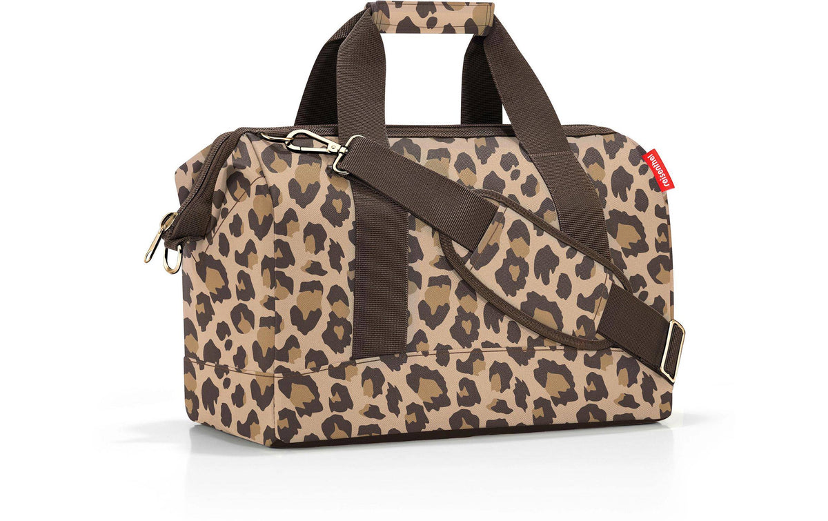 Reisenthel Umhängetasche Allrounder M mit Leopardenmuster in Beige und braunen Tragegriffen
