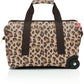 Reisenthel Allrounder Trolley-Reisetasche mit Leopardenmuster, dunklen Griffen und Rollen.