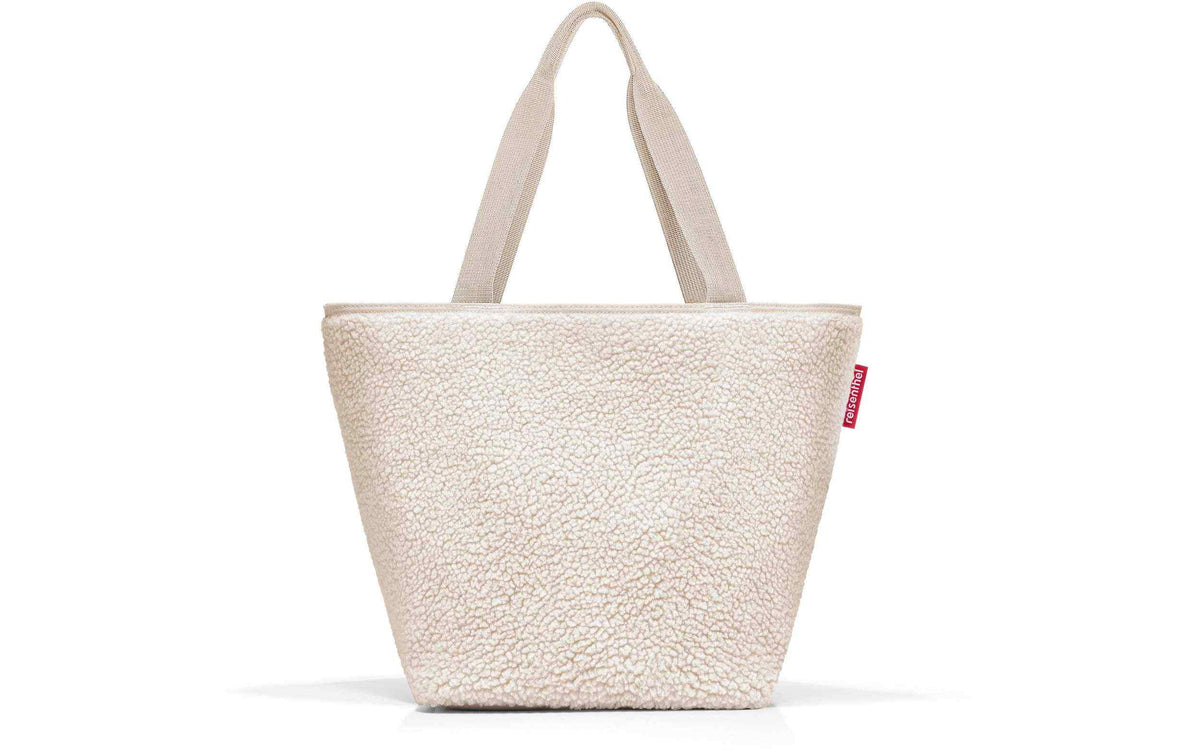 Reisenthel Shopper M in Creme mit flauschiger Struktur und hellen Henkeln