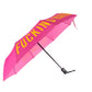 Pinkfarbener Schirm von Trendform mit gelbem Schriftzug und schwarzem Griff.
