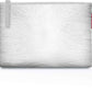 Reisenthel Kosmetiktasche in Silber mit geprägter, geknitterter Oberfläche und Reißverschluss.