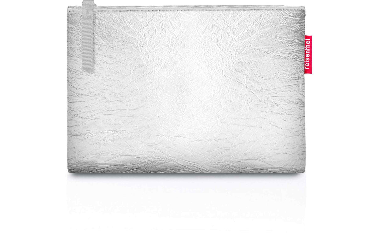 Reisenthel Kosmetiktasche in Silber mit geprägter, geknitterter Oberfläche und Reißverschluss.