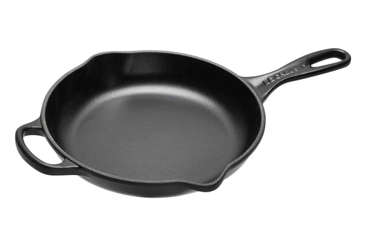 Le Creuset Signature Servierpfanne aus schwarzem Gusseisen mit langem Griff und Seitengriff