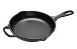 Le Creuset Signature Servierpfanne aus schwarzem Gusseisen mit langem Griff und Seitengriff
